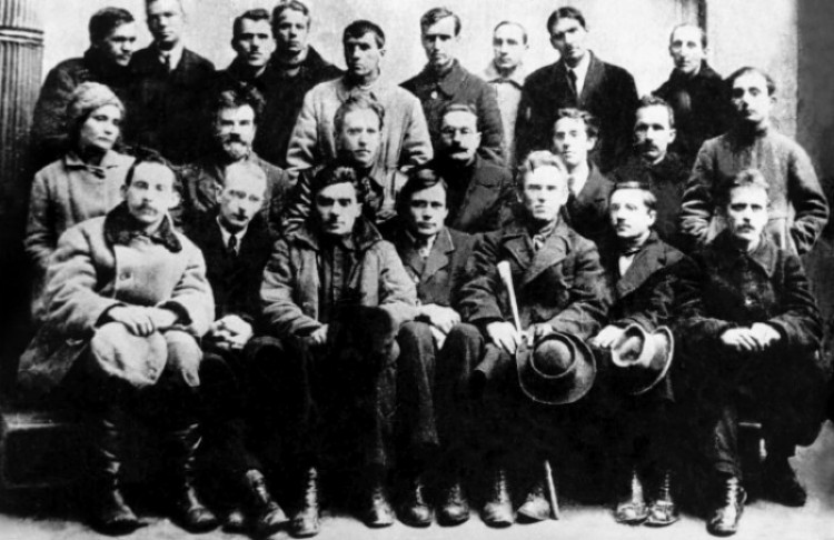 Image - Yukhym Mykhailiv (third from right in the first row) among Ukrainian writers, painters, and composers (Kyiv, 1923). 